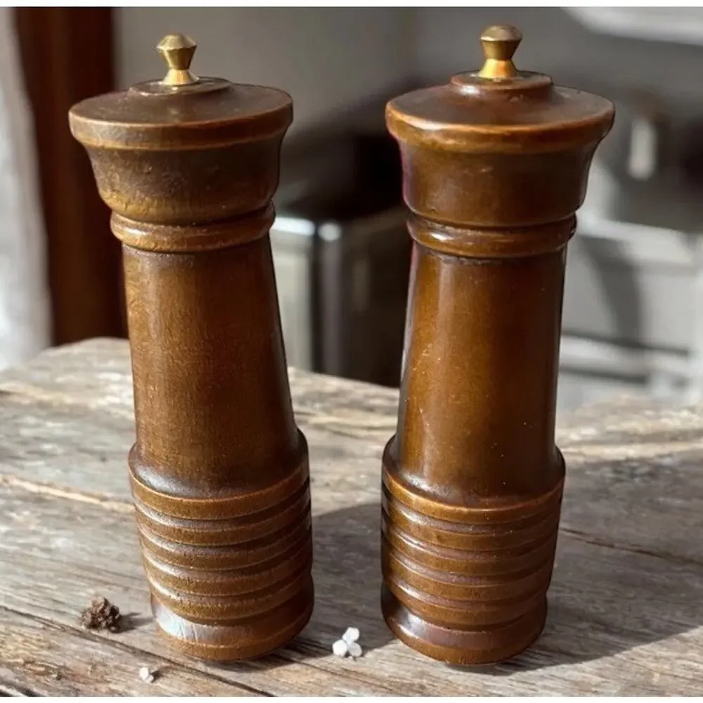 VINTAGE Wood Salt & Pepper Shakers FAST SHIPPING 1847-48